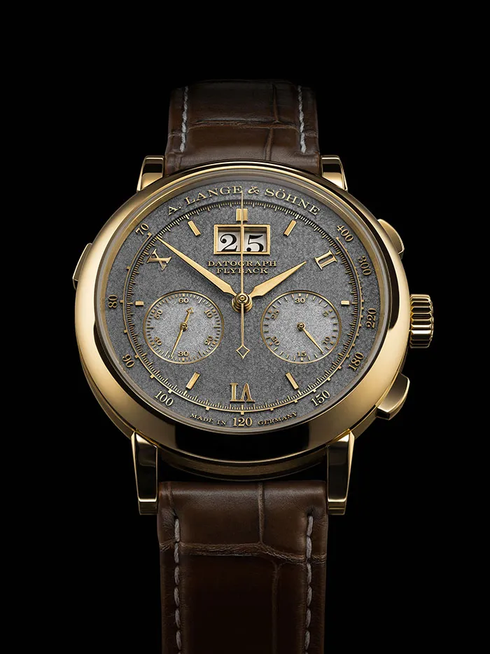 朗格Datograph Handwerkskunst腕錶，41mm，750黃金錶殼，黑色鍍銠主錶盤，手工縫製鱷魚皮革錶帶，朗格錶廠自製L951.8型手動上鍊機芯，動力儲存60小時，全球限量25只。品牌提供