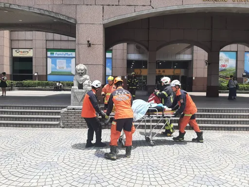 板橋車站女子跳軌遭自強號撞上 受困車底「嚴重骨折近斷肢」送醫搶救中