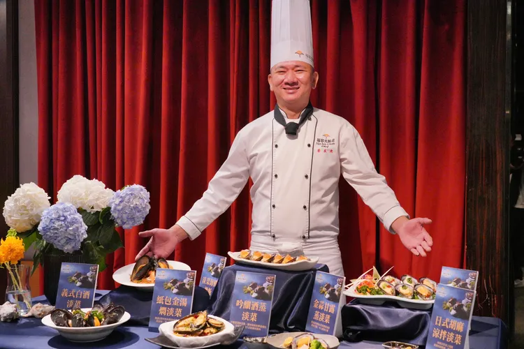 台北一館行政主廚蔡長庚現場演繹「紙包金湯燜淡菜」。業者提供