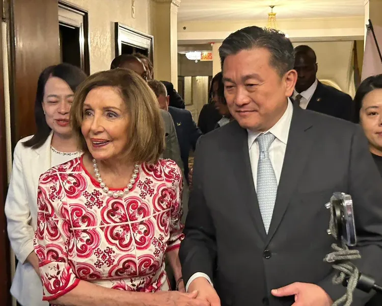 裴洛西曾於2022年8月率團訪問台灣。取自王定宇臉書