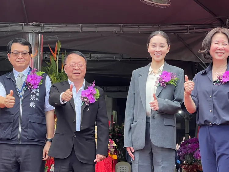 國揚集團創辦人侯西峰（左二）與擔任漢神董事長的女兒侯嘉騏（右二），出席今天台中漢神洲際的上樑典禮。鮮明攝