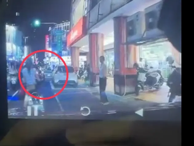 網友表示前車先來，只是被後方機車擋住，原PO才是想插隊的人。取自「爆料公社」