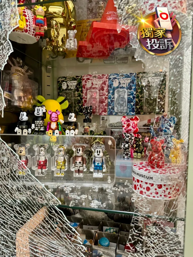 民眾在IKEA新店店購買的玻璃展示櫃，在家中書房無預警爆炸，15萬元「庫柏力克熊」收藏也被玻璃碎片波及。讀者提供