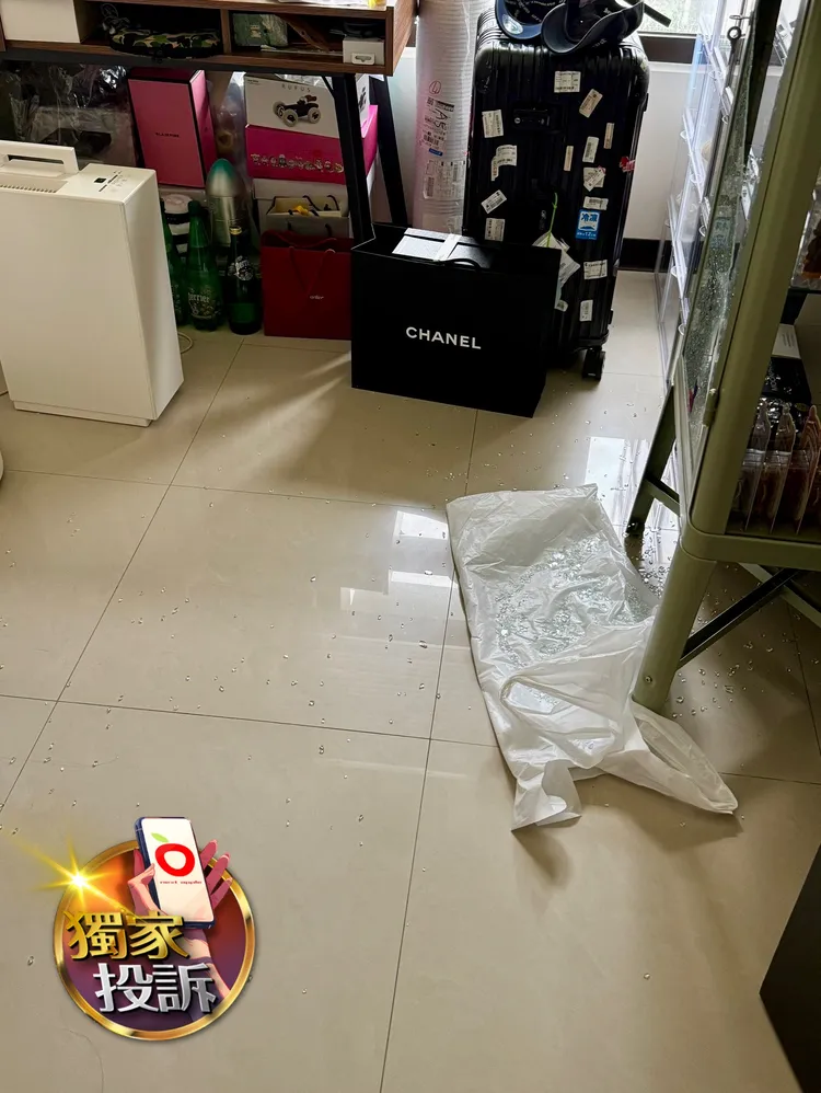 民眾破櫃在家中擺了50天，玻璃碎片掉滿地，乾等IKEA客服沒有回應，真心換絕情。讀者提供