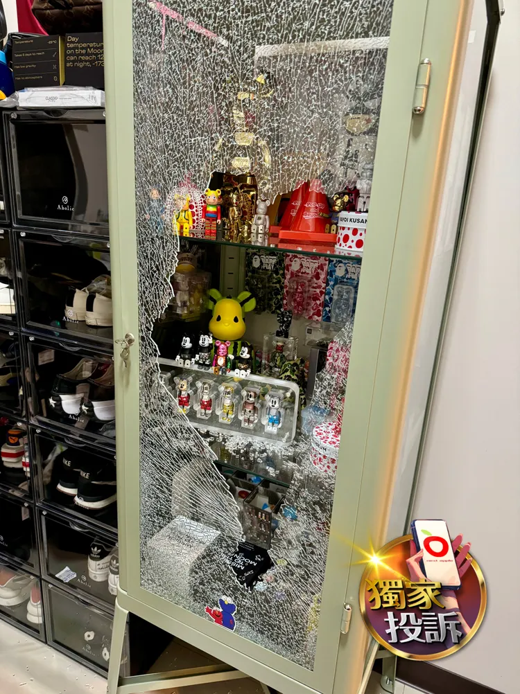 在IKEA購買的玻璃展示櫃，竟自爆成「台灣」形狀的模樣，IKEA事後還漠不關心，令消費者很傻眼。讀者提供