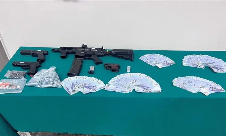 專案小組逮人時，還在犯嫌據點查扣改造手槍1把、鎮暴槍2把、及贓款27萬4000元等證物。翻攝照片