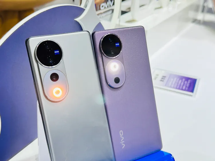 V40 Pro（左）與V40（右）外型上最大的不同在於背面柔光環的位置。趙筱文 攝