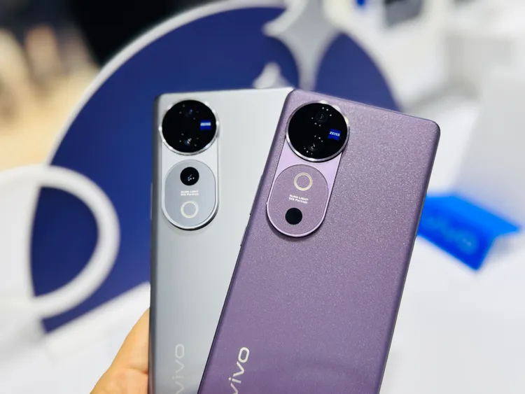 V40 Pro推出「鈦度灰」（左）一色，V40系列提供「自杏粉」、「紫想酷」（右）、「鈦度灰」三色。趙筱文 攝