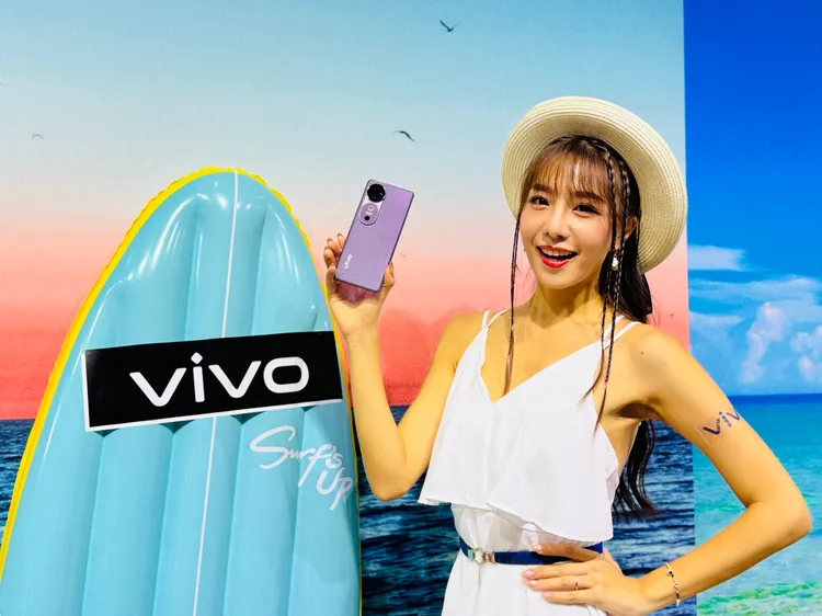 vivo官方體驗門市據點更推出限時回饋，9月1日前購買V40及V40 Pro即登錄送vivo WATCH 3及頂級手錶保護膜一組，前200名再送vivo x告五人聯名禮盒。趙筱文 攝