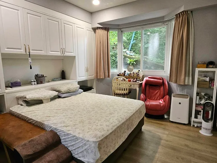 主臥室有滿滿收納空間。翻攝黃大米臉書