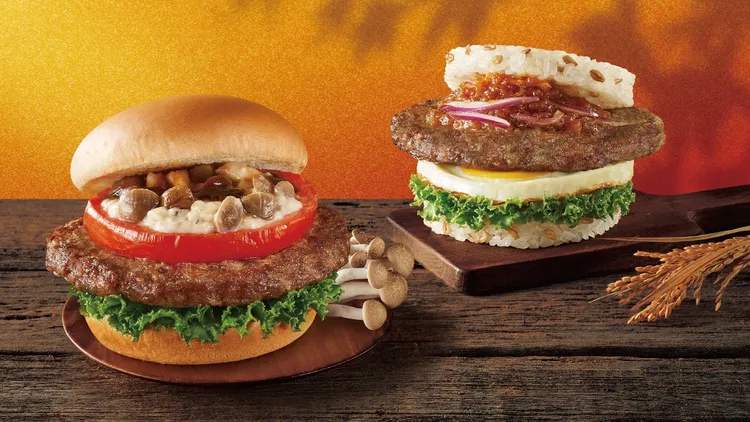 和牛季推出「松露起司和牛堡」（左）「超級大麥元氣和牛珍珠堡」 （左）。摩斯提供