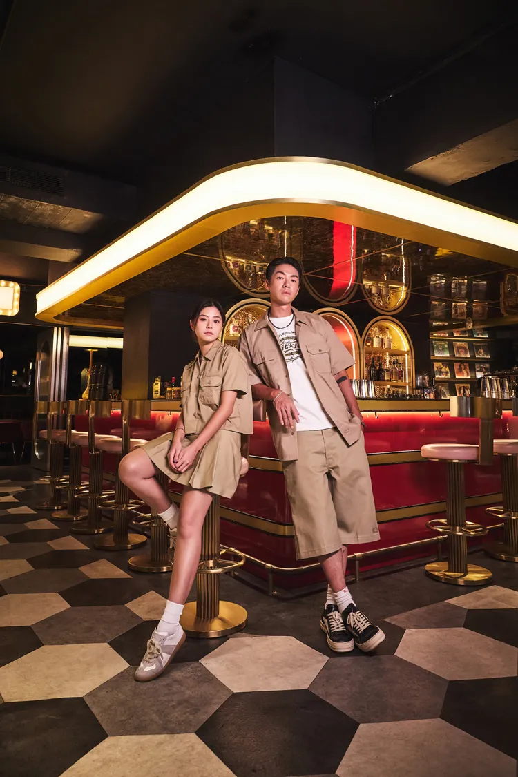 若盈（左）、陳信維（右）換上同色系、不同剪裁的工裝襯衫。品牌提供