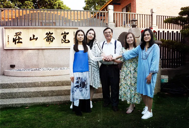 江金山先生一家五口都是高材生。音圓唱片提供