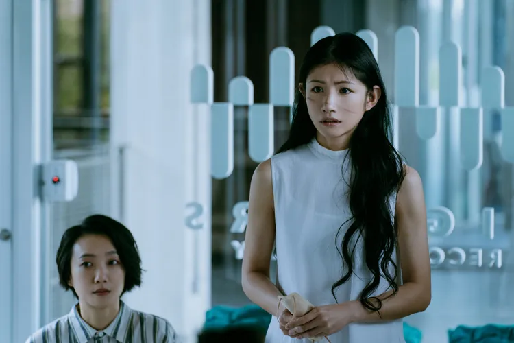 李千娜（右）與趙逸嵐劇中談女女戀。三立提供