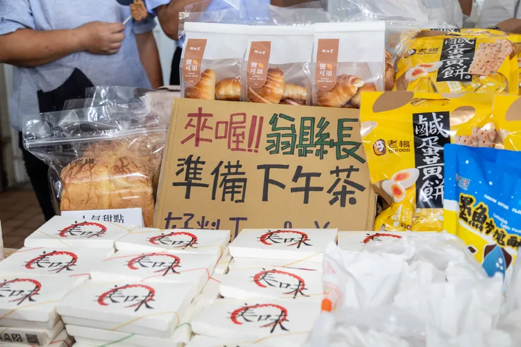 「阿榮與阿玉」在嘉義東石與布袋等海口小鎮開拍，翁章梁縣長探班送美食。縣府提供