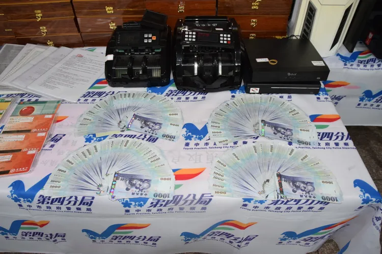 檢警查扣89萬元現金及帳戶等證物。民眾提供