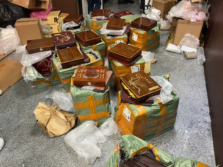 警方查扣200多塊普洱茶。民眾提供