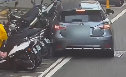 男駕駛一半突中風！車輛失控衝撞　桃園市府周邊的27輛汽機車遭殃