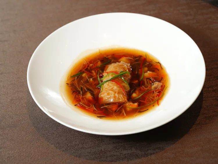 蟹肉腐皮捲酸辣羹。業者提供