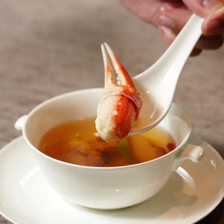 黃耳松茸燉蟹鉗。業者提供