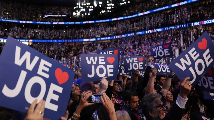 拜登上台演講時，台下掌聲歡呼聲不斷，支持者更高舉「我們愛你，喬」的牌子。路透社