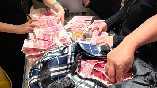 拎愛馬仕逛LV被翻白眼 女富豪復仇!帶271萬散鈔騙店員幫數錢