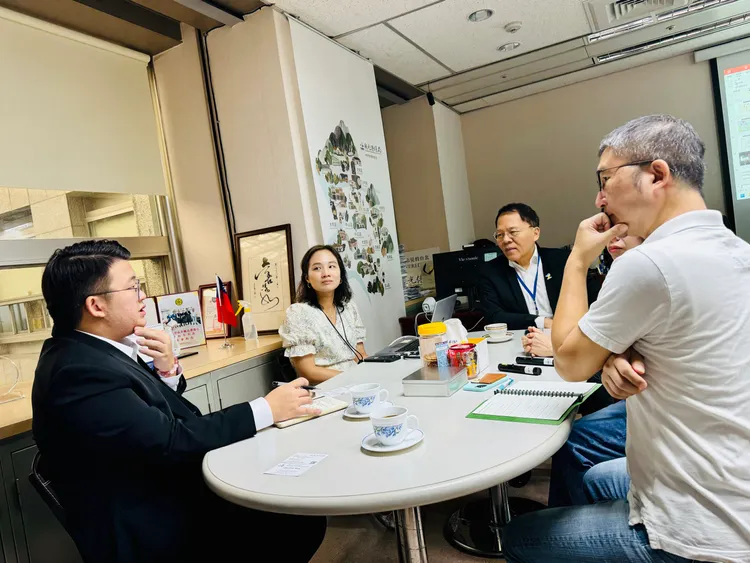 馬來西亞沙巴州工業及企業發展部陳龍維政治秘書(左)來台取經跨年晚會。北市觀傳局提供