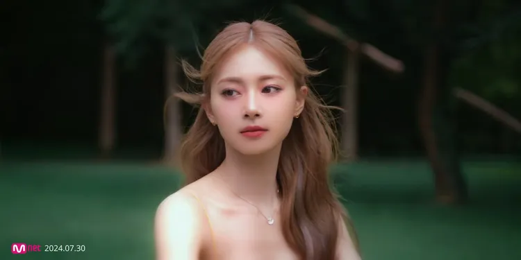 周子瑜的個人專輯預告中，騎著腳踏車飄仙氣，IG觀看次數突破2331萬。翻攝JYP娛樂YouTube