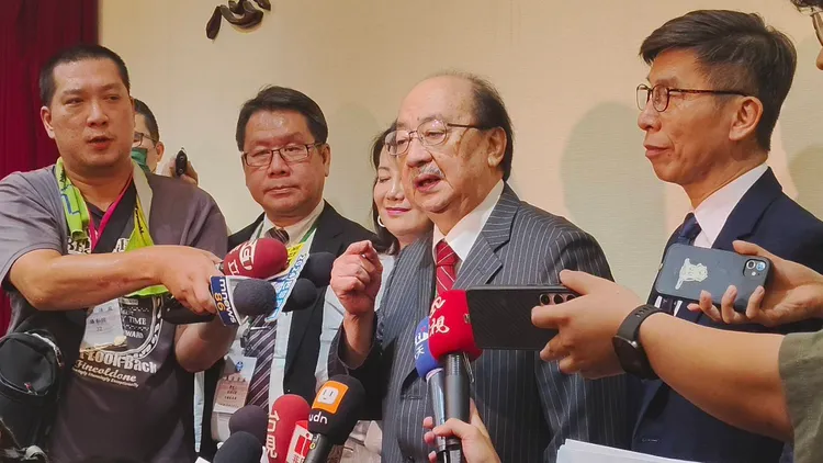 民進黨立委柯建銘於辯論後表示，藍白擴權違憲，反民主製造衝突，並重申「不信公益喚不回，不容憲法燼成灰」。張欽攝影