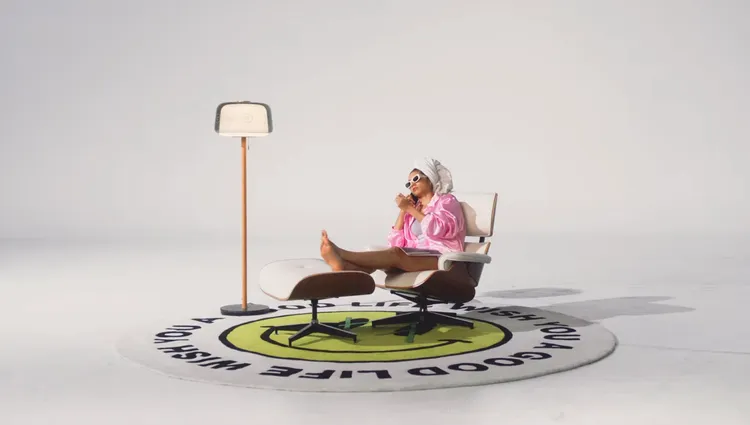 瑞瑪席丹穿浴袍曬日光浴。翻攝YouTube