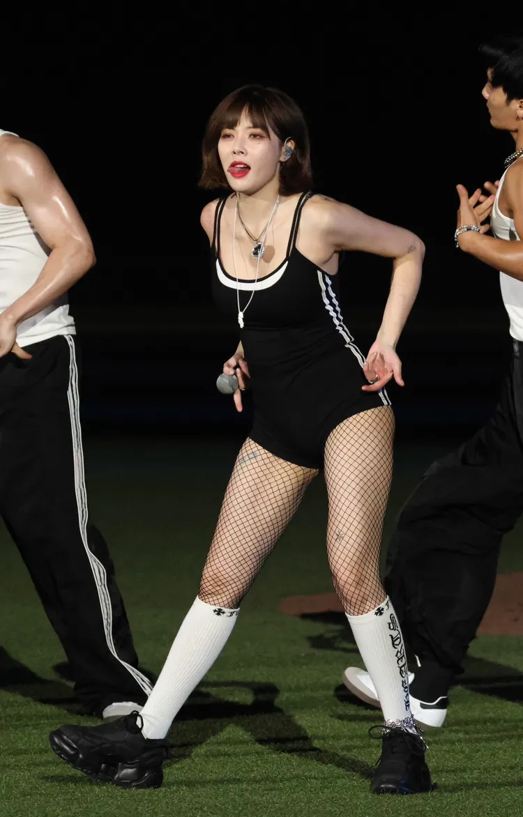 泫雅俏皮伸出舌頭。彭欣偉攝