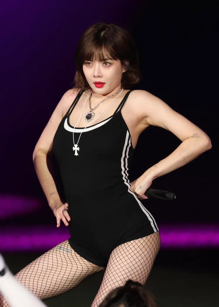 泫雅貼身裝亮相，看不到小腹。彭欣偉攝