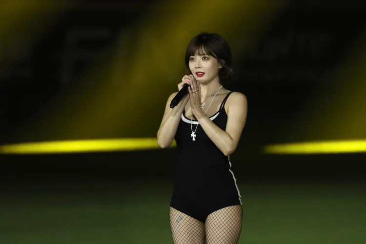 泫雅穿著連身高衩泳裝。彭欣偉攝