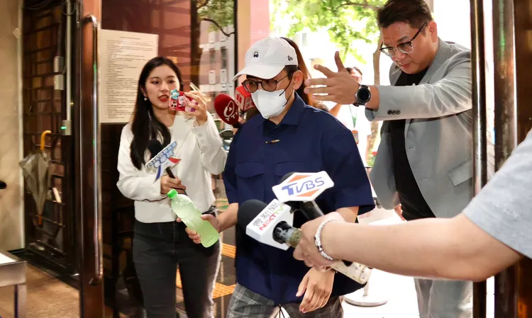 黃子佼穿著與7月首次出庭幾乎一模一樣面對記者詢問被檢方併辦41被害人有什麼說法，他始終不發一語。莊宗達攝