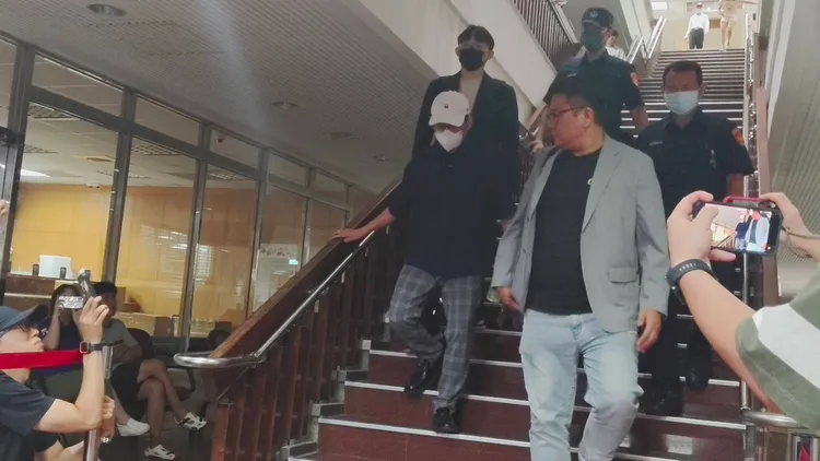 黃子佼庭訊約100分鐘後結束，面對記者詢問仍不發一語離去。張欽攝