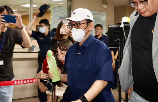 黃子佼二次出庭都穿這樣　庭訊100分鐘仍不認罪！8/20續審