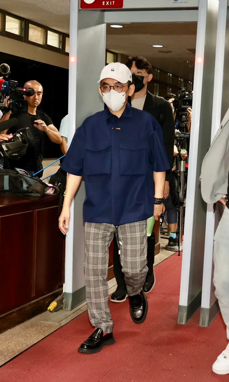 黃子佼二次出庭穿著與首次出庭時一模一一樣。莊宗達攝