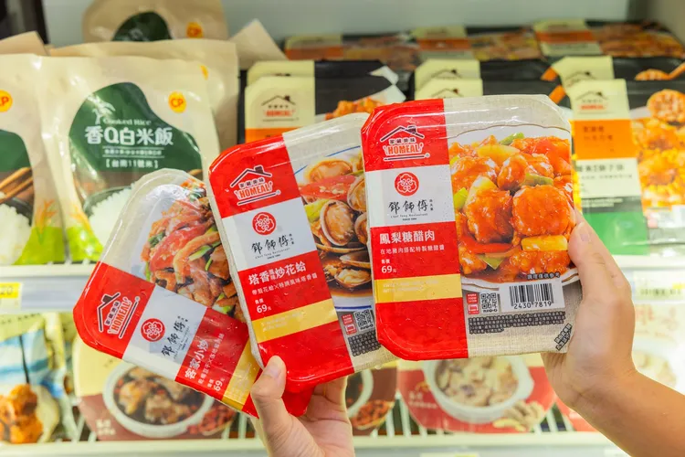 攜手高雄馳名40年的「鄧師傅功夫菜」推出新品。7-11提供