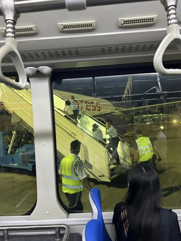 警員上飛機處理。翻攝自臉書HK Express香港快運及旅行資訊社團