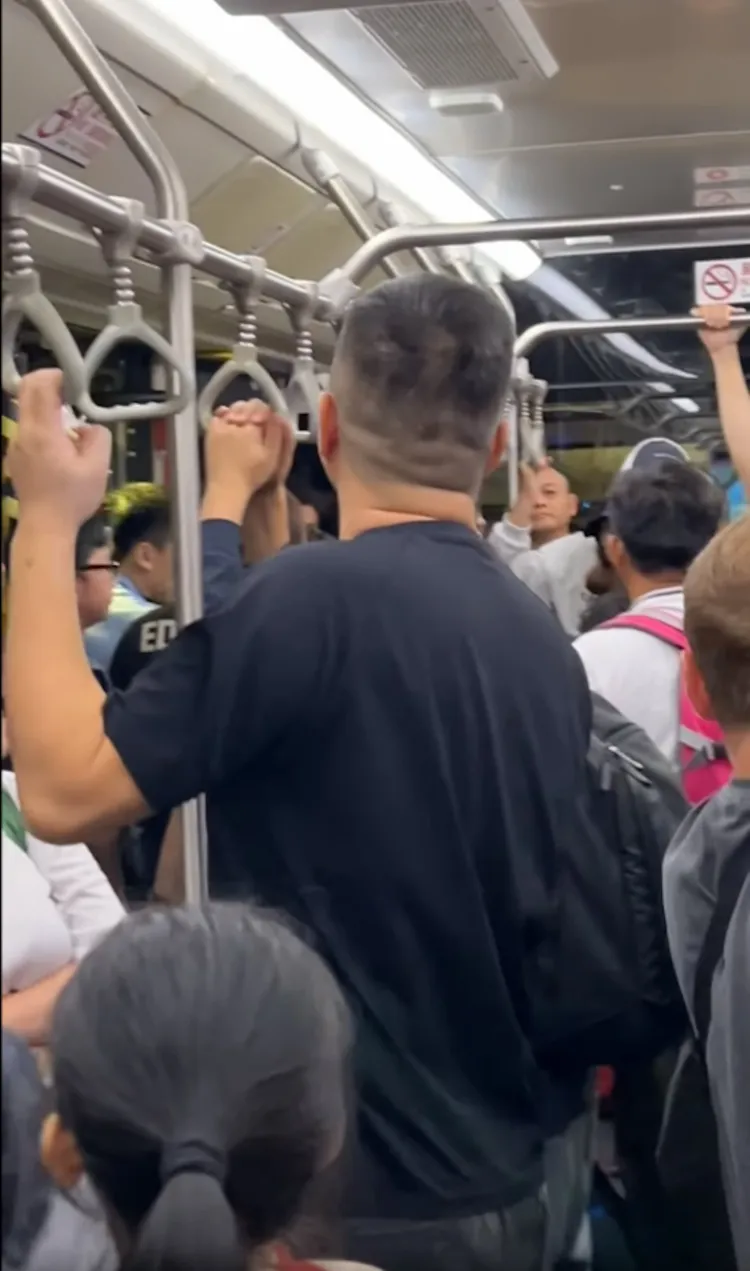 旅客被關在接駁車。翻攝自臉書HK Express香港快運及旅行資訊社團