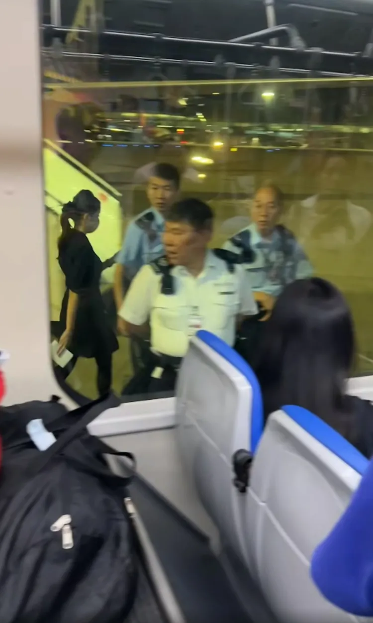 警員準備上接駁車抓人。翻攝自臉書HK Express香港快運及旅行資訊社團