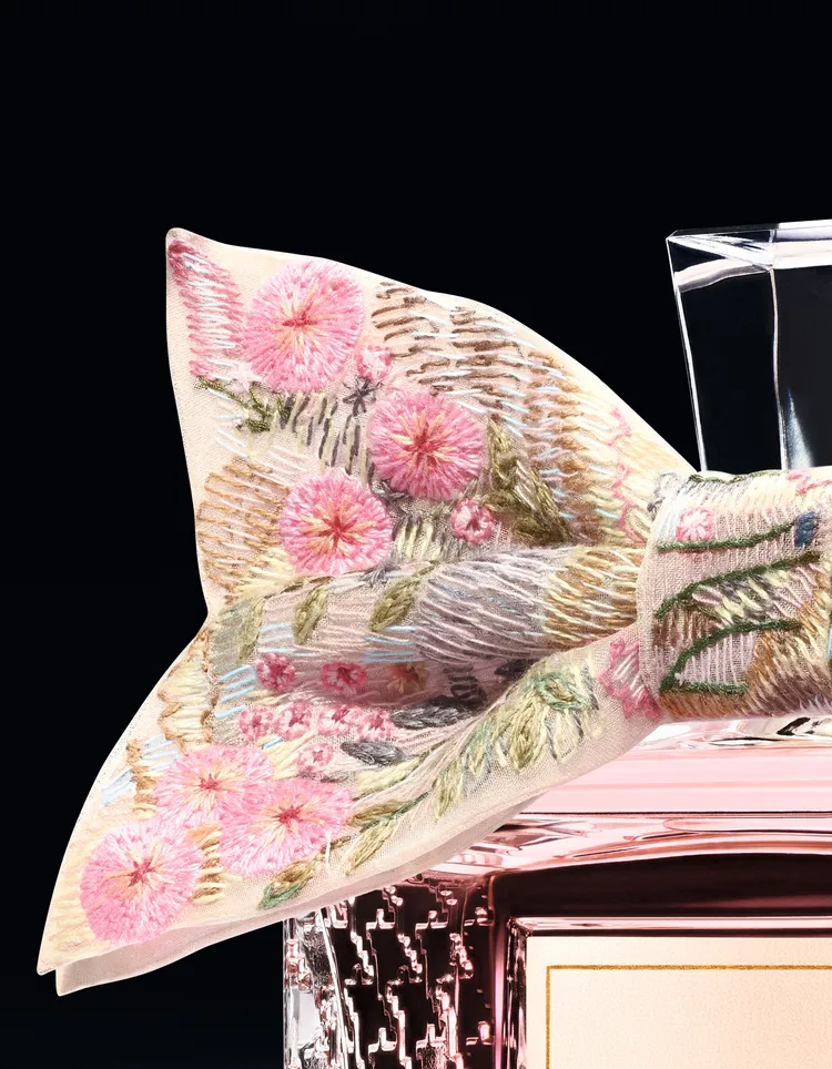 蝴蝶結刺繡充滿柔美細節。品牌提供