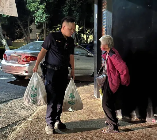 老婦被另一半「放鴿子」！深夜街頭徘徊　大園警憑這姓氏助返家