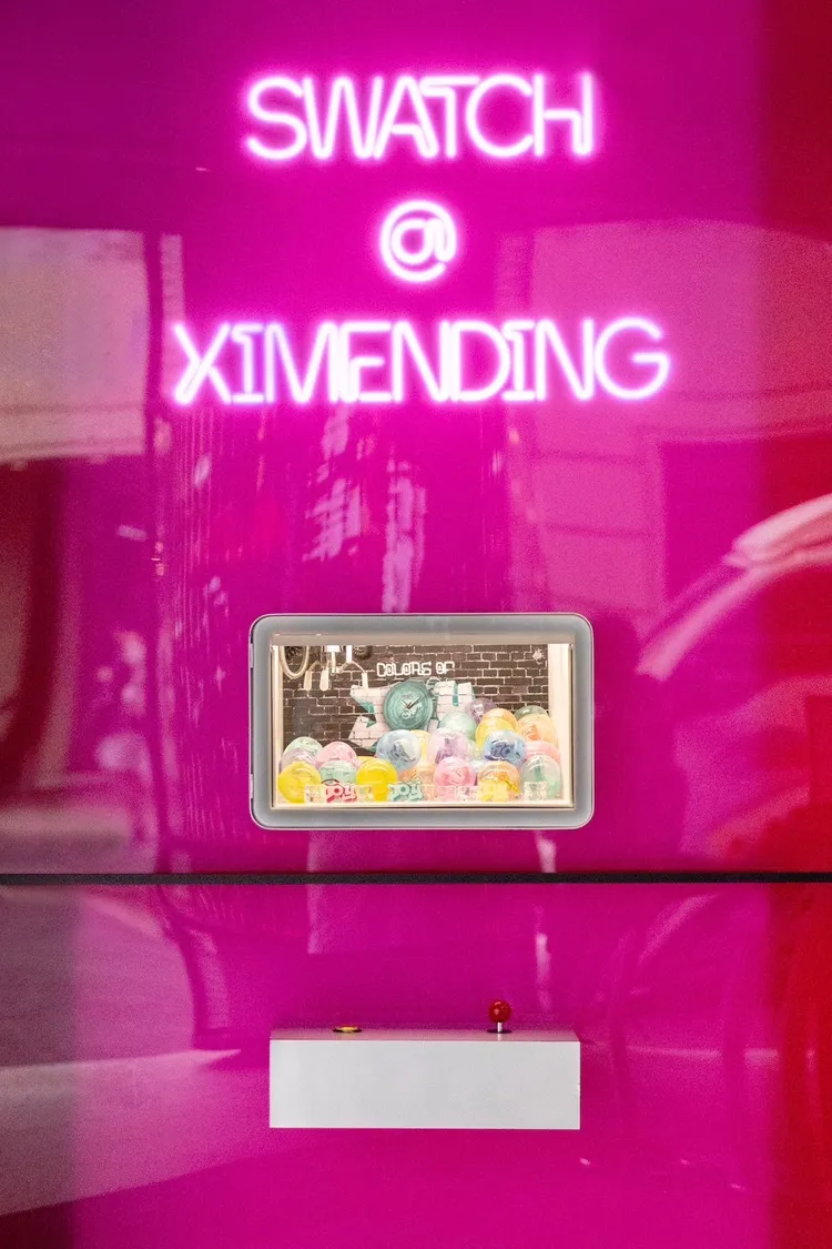 SWATCH擺放一台COLORS OF JOY專屬夾娃娃機。品牌提供