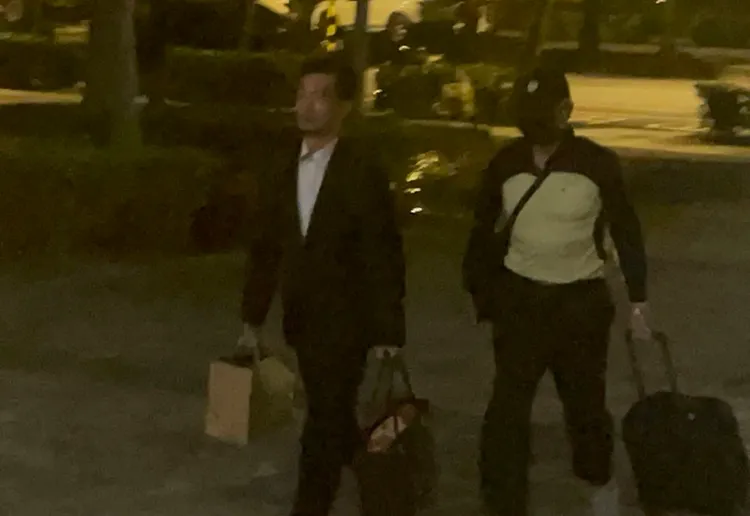 鄭文燦的大哥鄭文彬(後)帶著交保金由律師陪同到地院辦保。張沛森攝