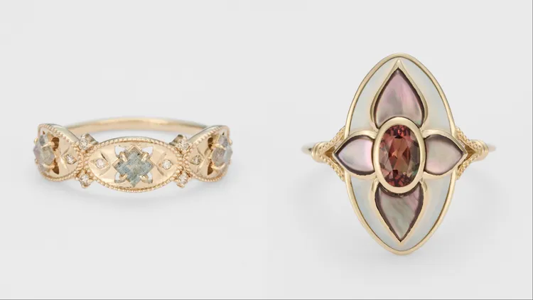10K拉長石與鑽石戒指（左）3萬500元、10K白蝶貝與黑蝶貝及中長石戒指（右）4萬2600元。品牌提供