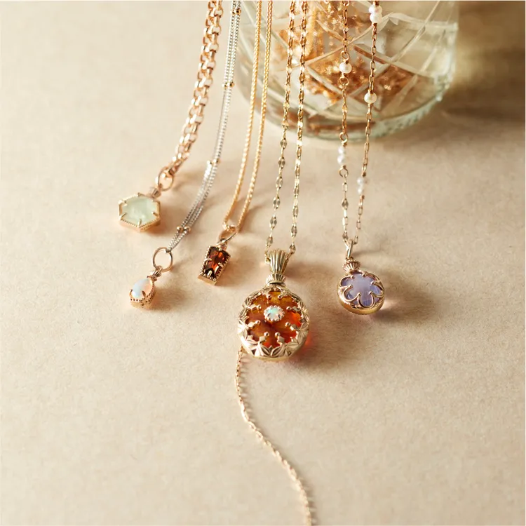 「香水瓶系列」運用細膩雕刻和鏤空工藝，展現古董香水瓶的精湛技藝。品牌提供