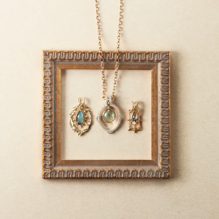 「美術館油畫系列」以古典畫框為靈感設計出邊框吊墜。品牌提供