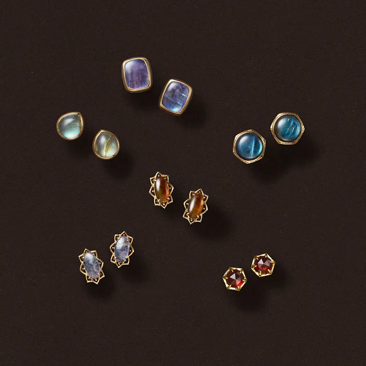 一系列針式耳環中，agete通過不同彩寶光輝展現巴黎美景。品牌提供