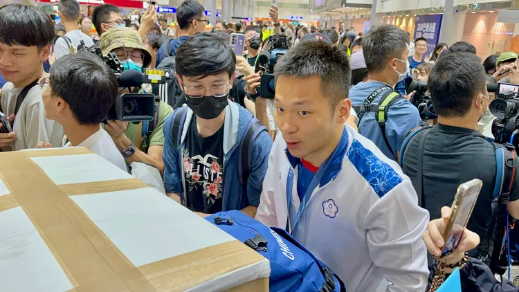 羽球國手李洋推著行李車，超暖心的要大家注意安全「千萬不要在這個地方受傷了」。特勤中心攝